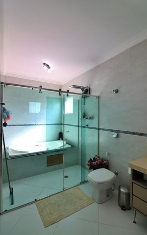 Casa à venda com 220m², 2 quartos e 6 vagasBanheiro da Suíte 1