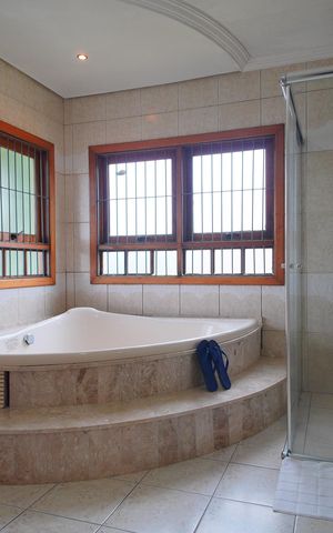Casa à venda com 320m², 3 quartos e 2 vagasBanheiro da Suíte