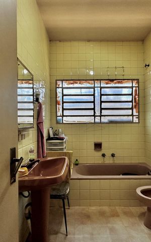 Casa à venda com 1000m², 6 quartos e 2 vagas Casa à venda com 1000m², 6 quartos e 2 vagasBanheiro Social