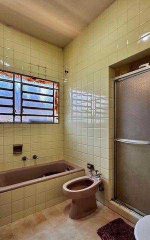 Casa à venda com 1000m², 6 quartos e 2 vagas Casa à venda com 1000m², 6 quartos e 2 vagasBanheiro Social