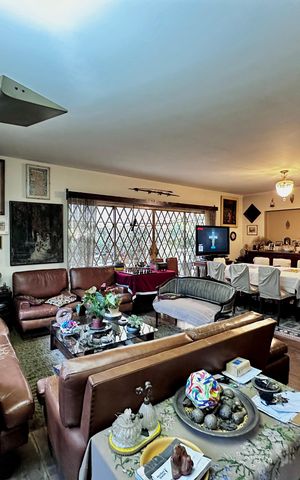 Casa à venda com 1000m², 6 quartos e 2 vagas Casa à venda com 1000m², 6 quartos e 2 vagasSala