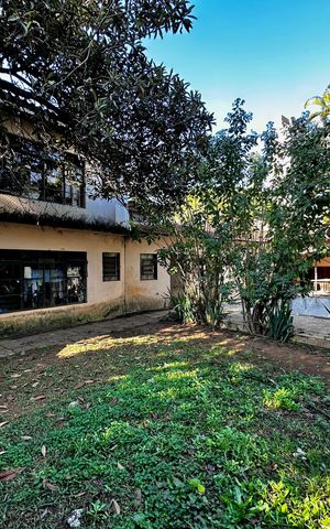 Casa à venda com 1000m², 6 quartos e 2 vagas Casa à venda com 1000m², 6 quartos e 2 vagasÁrea comum