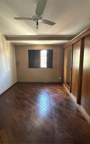 Casa à venda com 200m², 4 quartos e 6 vagas