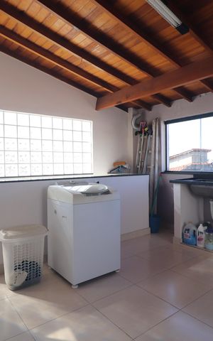 Casa à venda com 180m², 3 quartos e 2 vagasÁrea de Serviço