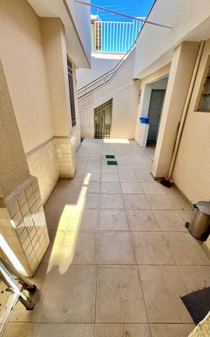 Casa à venda com 263m², 6 quartos e 3 vagas Casa à venda com 263m², 6 quartos e 3 vagasFundos casa