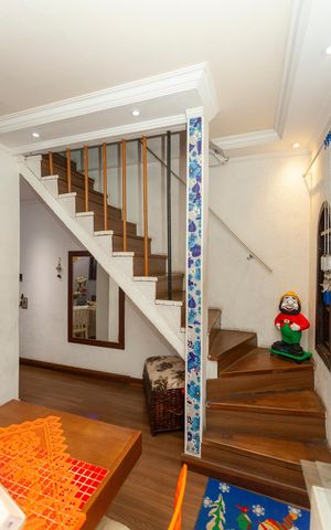 Casa à venda com 78m², 4 quartos e 3 vagasEscada