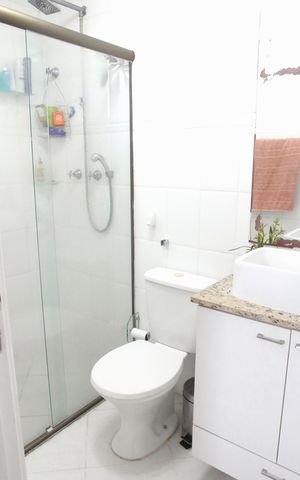 Apartamento à venda com 85m², 3 quartos e 2 vagas Apartamento à venda com 85m², 3 quartos e 2 vagasBanheiro da Suíte