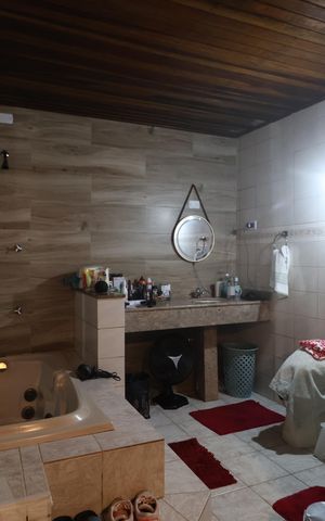 Casa à venda com 200m², 3 quartos e 3 vagasBanheiro da Suíte 2