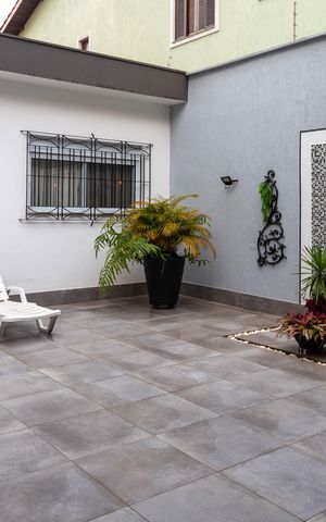 Casa à venda com 324m², 5 quartos e 4 vagas Casa à venda com 324m², 5 quartos e 4 vagasQuintal