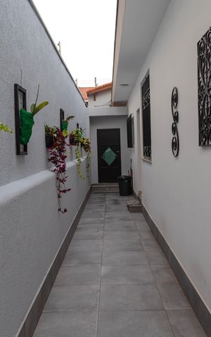Casa à venda com 324m², 5 quartos e 4 vagas Casa à venda com 324m², 5 quartos e 4 vagasCorredor externo