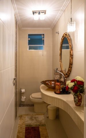 Casa à venda com 324m², 5 quartos e 4 vagas Casa à venda com 324m², 5 quartos e 4 vagasLavabo