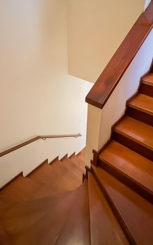 Casa para alugar com 227m², 3 quartos e 3 vagas Casa para alugar com 227m², 3 quartos e 3 vagasEscada