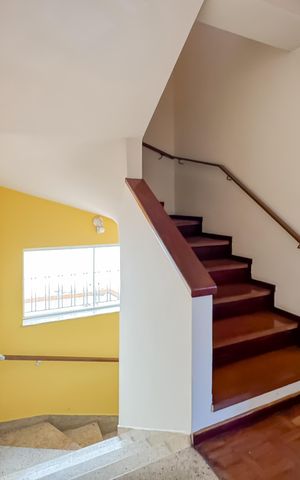 Casa para alugar com 227m², 3 quartos e 3 vagas Casa para alugar com 227m², 3 quartos e 3 vagasEscada
