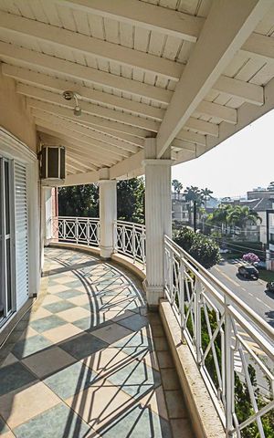 Casa de condomínio à venda com 700m², 5 quartos e 3 vagas Casa de condomínio à venda com 700m², 5 quartos e 3 vagasSacada Suíte 1