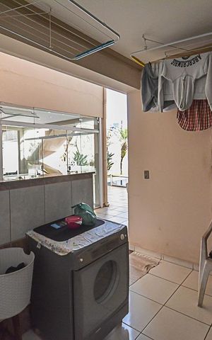 Casa de condomínio à venda com 700m², 5 quartos e 3 vagas Casa de condomínio à venda com 700m², 5 quartos e 3 vagasÁrea de Serviço