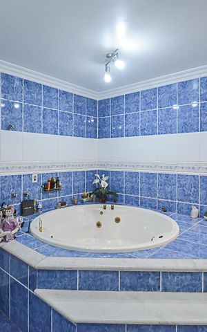 Casa de condomínio à venda com 700m², 5 quartos e 3 vagas Casa de condomínio à venda com 700m², 5 quartos e 3 vagasBanheiro da Suíte 1
