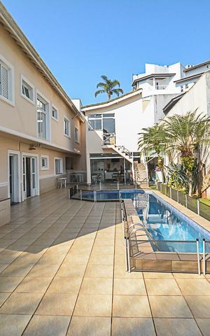 Casa de condomínio à venda com 700m², 5 quartos e 3 vagas Casa de condomínio à venda com 700m², 5 quartos e 3 vagasPiscina