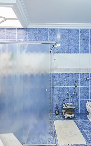 Casa de condomínio à venda com 700m², 5 quartos e 3 vagas Casa de condomínio à venda com 700m², 5 quartos e 3 vagasBanheiro da Suíte 1