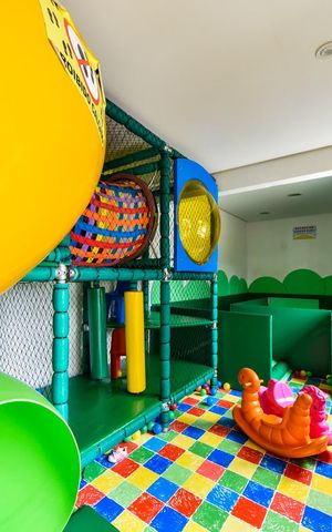 Casa de condomínio à venda com 700m², 5 quartos e 3 vagas Casa de condomínio à venda com 700m², 5 quartos e 3 vagasBrinquedoteca