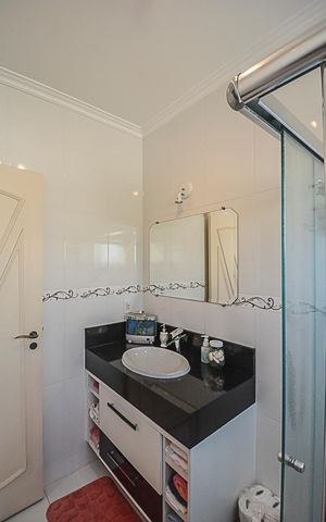 Casa de condomínio à venda com 700m², 5 quartos e 3 vagas Casa de condomínio à venda com 700m², 5 quartos e 3 vagasBanheiro da Suíte 4