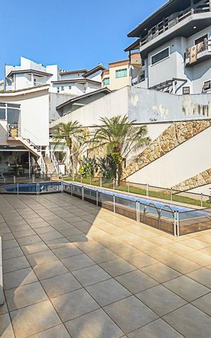 Casa de condomínio à venda com 700m², 5 quartos e 3 vagas Casa de condomínio à venda com 700m², 5 quartos e 3 vagasPiscina