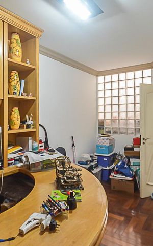 Casa de condomínio à venda com 700m², 5 quartos e 3 vagas Casa de condomínio à venda com 700m², 5 quartos e 3 vagasEscritório