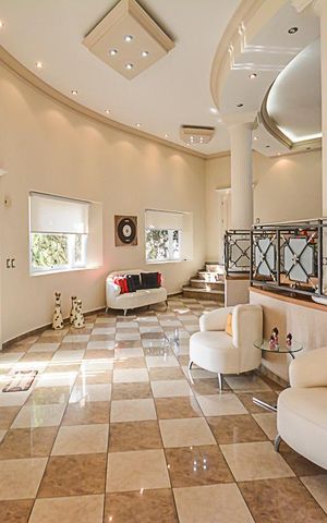Casa de condomínio à venda com 700m², 5 quartos e 3 vagas Casa de condomínio à venda com 700m², 5 quartos e 3 vagasSala 2