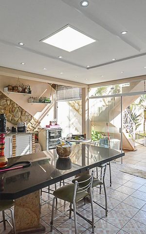 Casa de condomínio à venda com 700m², 5 quartos e 3 vagas Casa de condomínio à venda com 700m², 5 quartos e 3 vagasChurrasqueira