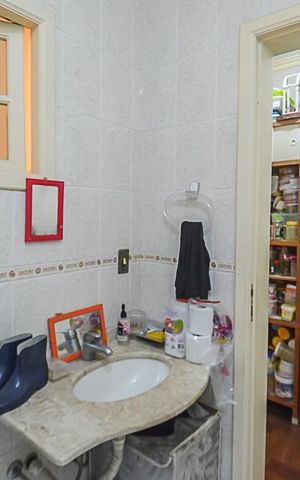 Casa de condomínio à venda com 700m², 5 quartos e 3 vagas Casa de condomínio à venda com 700m², 5 quartos e 3 vagasBanheiro de serviço