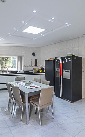 Casa de condomínio à venda com 700m², 5 quartos e 3 vagas Casa de condomínio à venda com 700m², 5 quartos e 3 vagasCozinha