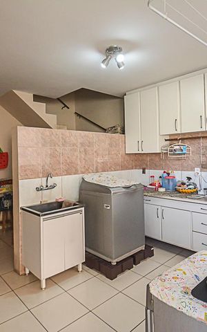 Casa de condomínio à venda com 700m², 5 quartos e 3 vagas Casa de condomínio à venda com 700m², 5 quartos e 3 vagasÁrea de Serviço
