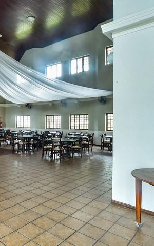 Casa de condomínio à venda com 700m², 5 quartos e 3 vagas Casa de condomínio à venda com 700m², 5 quartos e 3 vagasÁrea comum - Salão de festas