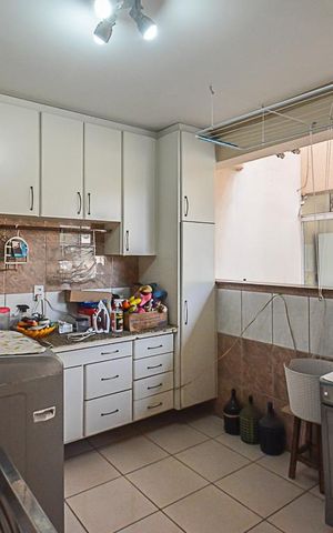 Casa de condomínio à venda com 700m², 5 quartos e 3 vagas Casa de condomínio à venda com 700m², 5 quartos e 3 vagasÁrea de Serviço