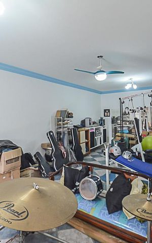 Casa de condomínio à venda com 700m², 5 quartos e 3 vagas Casa de condomínio à venda com 700m², 5 quartos e 3 vagasAcademia