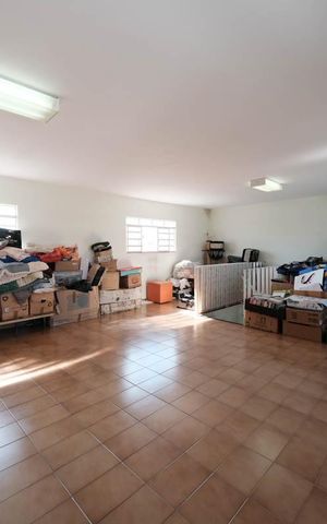 Casa à venda com 390m², 3 quartos e 8 vagasSalão