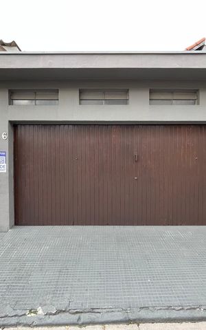 Casa à venda com 165m², 3 quartos e 2 vagas Casa à venda com 165m², 3 quartos e 2 vagasFachada