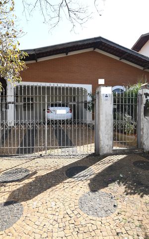 Casa para alugar com 240m², 3 quartos e 2 vagasFachada