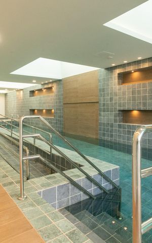 Apartamento à venda com 185m², 3 quartos e 3 vagas Apartamento à venda com 185m², 3 quartos e 3 vagasÁrea comum - Piscina