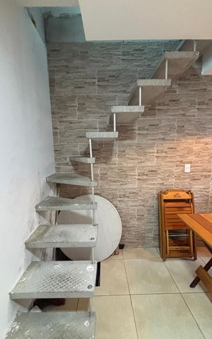 Casa à venda com 200m², 2 quartos e sem vaga Casa à venda com 200m², 2 quartos e sem vagaEscada
