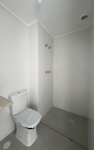 Apartamento à venda com 96m², 2 quartos e 1 vaga Apartamento à venda com 96m², 2 quartos e 1 vagaBanheiro da Suíte