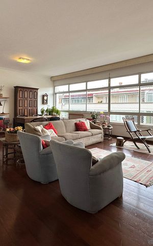 Apartamento à venda com 190m², 4 quartos e 1 vaga Apartamento à venda com 190m², 4 quartos e 1 vagaSala