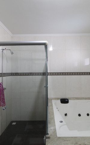 Casa à venda com 450m², 4 quartos e 6 vagasBanheiro da Suíte 2