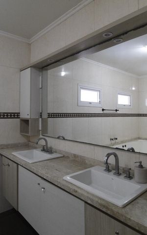 Casa à venda com 450m², 4 quartos e 6 vagasBanheiro da Suíte 1