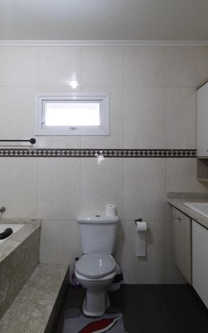 Casa à venda com 450m², 4 quartos e 6 vagasBanheiro da Suíte 1