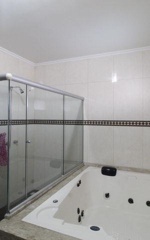 Casa à venda com 450m², 4 quartos e 6 vagasBanheiro da Suíte 2