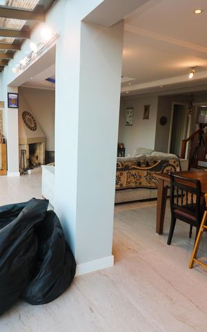 Casa de condomínio à venda com 222m², 3 quartos e 4 vagasSala 1