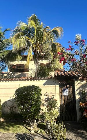 Casa de condomínio à venda com 600m², 4 quartos e 2 vagas Casa de condomínio à venda com 600m², 4 quartos e 2 vagasFachada