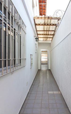 Casa à venda com 220m², 3 quartos e 4 vagasCorredor Lateral