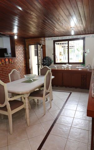 Casa à venda com 323m², 4 quartos e 3 vagasCopa