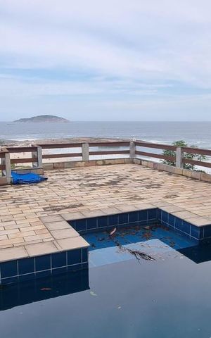 Casa à venda com 300m², 4 quartos e 2 vagas Casa à venda com 300m², 4 quartos e 2 vagasPiscina